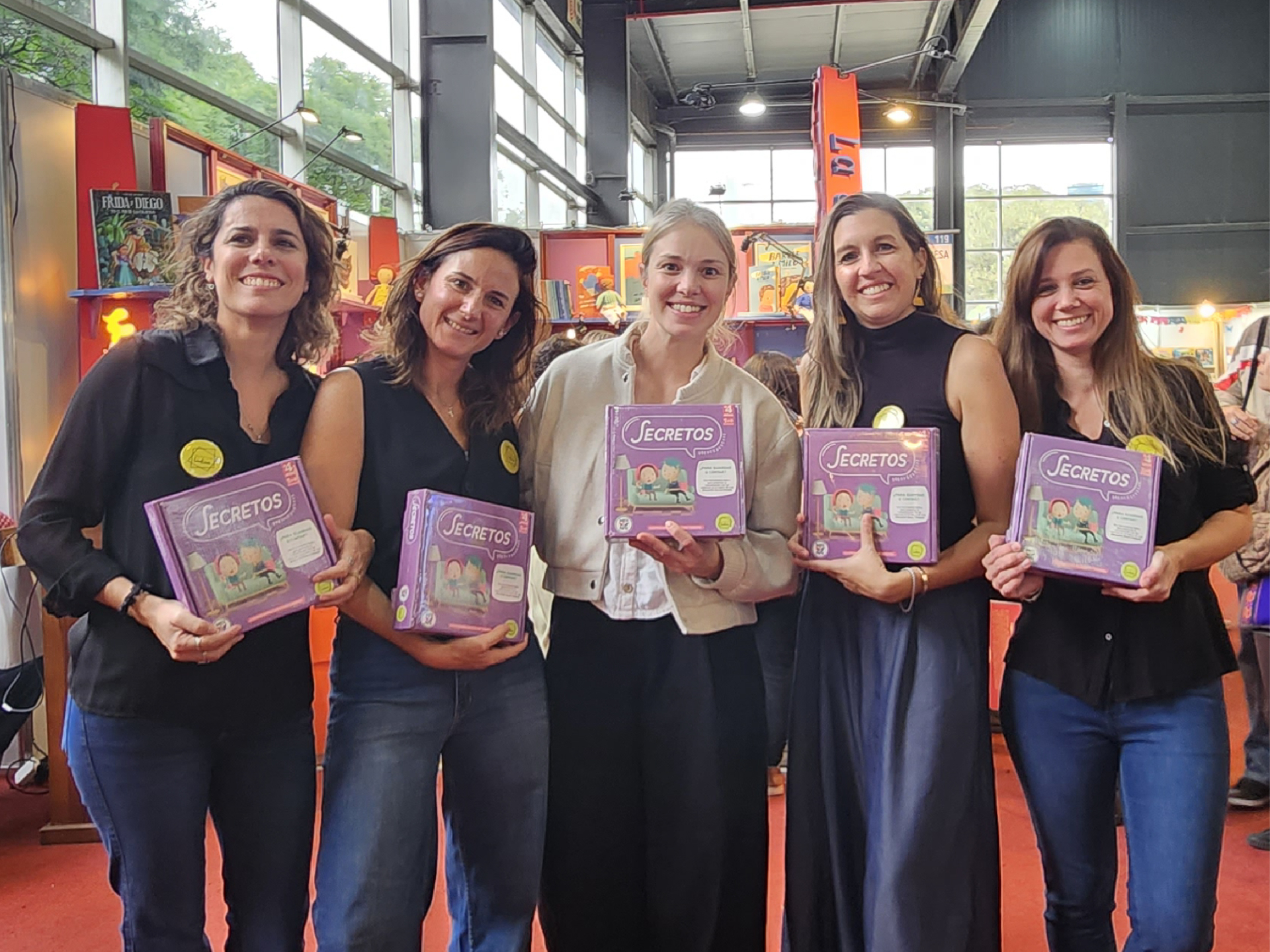 Equipo de Colectiva Lúdica sosteniendo el juego Secretos