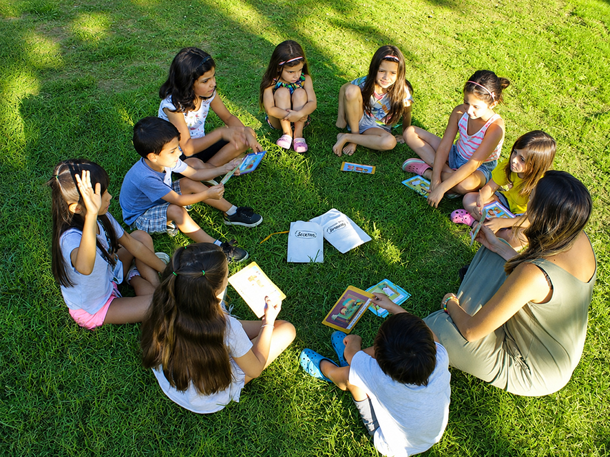 Niñeces jugando al aire libre con materiales de Colectiva Lúdica